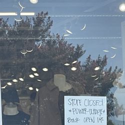 Old Navy - Closed due to power outage but lights on