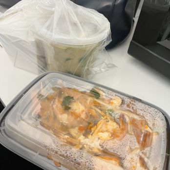 The Thonglor - Green Curry with chicken and Shrimp Pad Thai - Thai Near Me - San Francisco, California