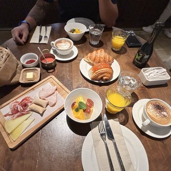 The Omar - Breakfast spread - Restaurants Near Me - Madrid, M