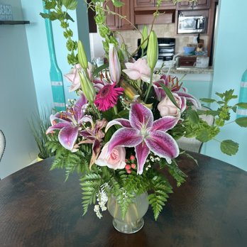 Lou's Florist - These are 7 days old now. Still look great - Florists Near Me - South Pasadena, Florida Lou's Florist - These are 7 days old now. Still look great - Florists Near Me - South Pasadena, Florida