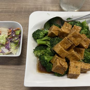 Blue Table Thai Cuisine - Broccoli in oyster sauce, crispy tofu and side salad. - Thai Near Me - Bakersfield, California Blue Table Thai Cuisine - Broccoli in oyster sauce, crispy tofu and side salad. - Thai Near Me - Bakersfield, California
