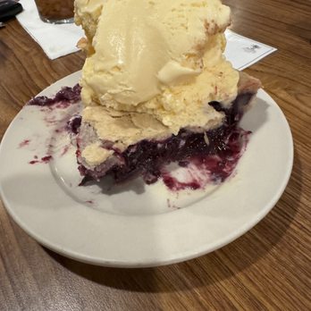 Pie 'n Burger - Boysenberry pie with ice cream - Burgers Near Me - Pasadena, California