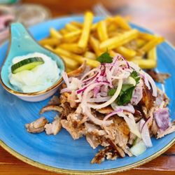 Neo - Köstlich: gut gewürztes, butterzartes Gyros, und Pommes aus Kartoffeln mit Schale