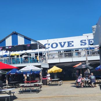 Captain's Cove Seaport - Bars Near Me - Bridgeport, Connecticut
