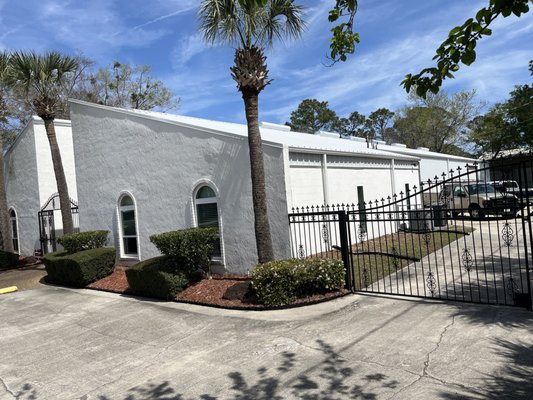 a & t roofing and exteriors Logo