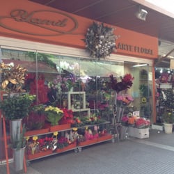 Yamil - En la entrada al "Mercado de La Paz": floristería "Yamil"