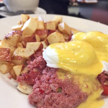 Bea Bea's - Corn beefhash egg Benedict  Picture shows the yumminess!! - Coffee & Tea Near Me - Burbank, California