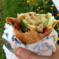Ganløse Pizzaria & Grill - Anbefaler Shawarma rullen. Kraftig dej - kød af god kvalitet - dertil salat og dressing. Kvaliteten retfærdiggør prisen på 60 kr