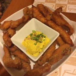El Lloc - Tires de pollastre amb salsa maionesa al curri i llavors de sèsam