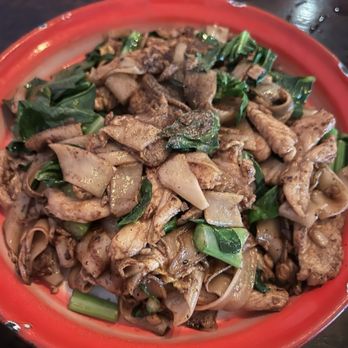 Rim Tanon - Pad See Ew with chicken - Thai Near Me - Houston, Texas Rim Tanon - Pad See Ew with chicken - Thai Near Me - Houston, Texas