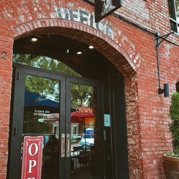Hart & Crown Tavern - the entrance to the restaurant - British Near Me - Madison, Georgia