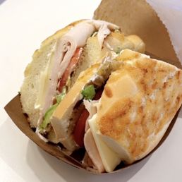 Turkey, Avocado and White Cheddar Sandwich | IG: @nomwithelaine