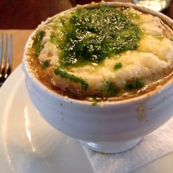Mercearia do Francês - Sopa de cebola, vem coberta com fatia de pão com queijo derretido e azeite de ervas, deliciosa