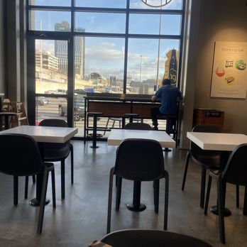 honeygrow - Seating - Salad Near Me - Vienna, Virginia