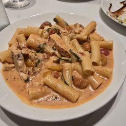 Rigatoni a la vodka with chicken Rigatoni a la vodka with chicken