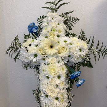 Las Flores De Andrea - Cross Wreath -white - Floral Designers Near Me - Sioux City, Iowa Las Flores De Andrea - Cross Wreath -white - Floral Designers Near Me - Sioux City, Iowa