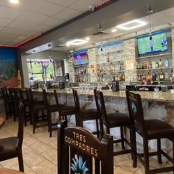 Tres Compadres Mex Grill Bar - The bar