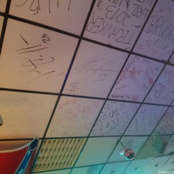 Diner - American Bar - Mit verewigungen einiger Besucher ergibt die Decke eine schöne Erinnerungsgeschichte.