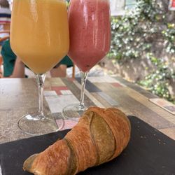 Pistachio cornetta and smoothies.