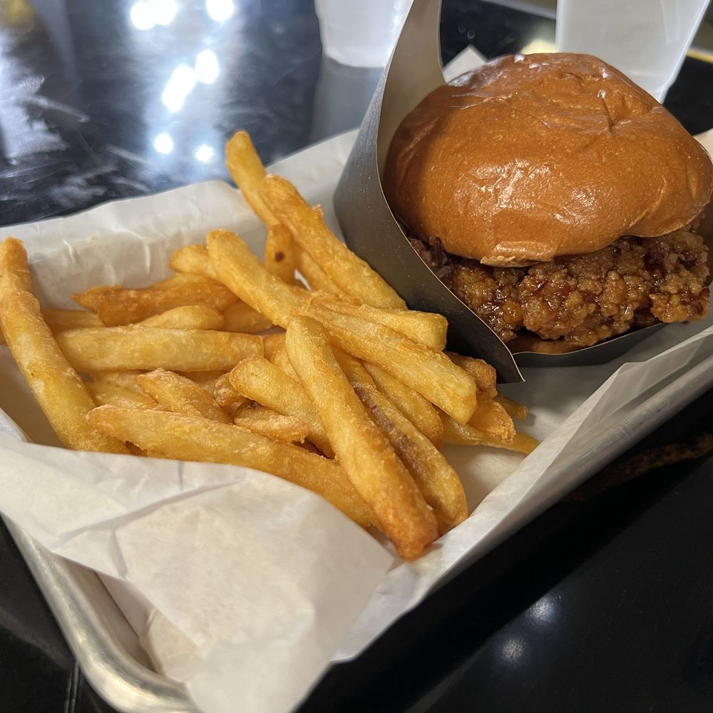 Thompson Brewing - Chicken - Hot Mess Sandwich - American Near Me - Riverside, California