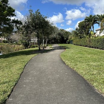 Knollwood Park - Walking path - Parks Near Me - Boynton Beach, Florida