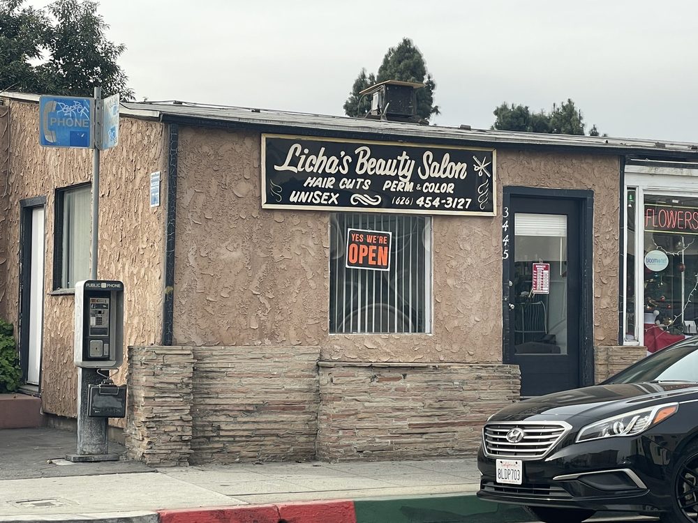 Licha's Beauty Salon Logo