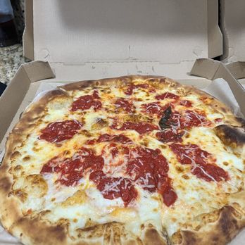 Pizza 14 - Cheese pizza, may look like pepperoni but those are fresh tomatoes! - Pizza Near Me - Windermere, Florida Pizza 14 - Cheese pizza, may look like pepperoni but those are fresh tomatoes! - Pizza Near Me - Windermere, Florida