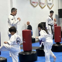 Blue Dragon Taekwondo Academy - Training with Grand Master Thac & Master Tyler