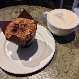 Superfruit Muffin & Rooibos Tea Latte