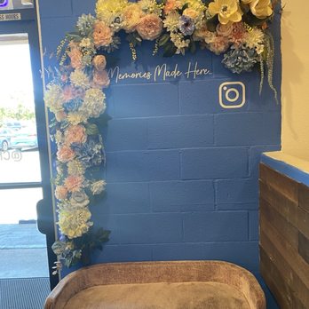 Cha Cafe - Cute area to snap a pic..... or to wait for foodies like I did! - Coffee & Tea Near Me - El Monte, California