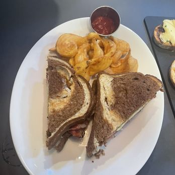 Lakeview Taphouse - Pastrami sandwich - Salad Near Me - Lake Oswego, Oregon