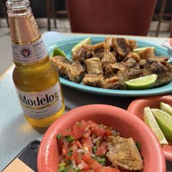 De los mejores tacos de lengua que he probado !!! Los chicharrones como los de mi rancho !!!