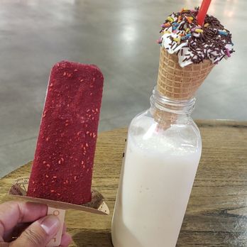 Popbar - Raspberry pop, Gelatoshake with vanilla caramel - Ice Cream & Frozen Yogurt Near Me - Rancho Cucamonga, California