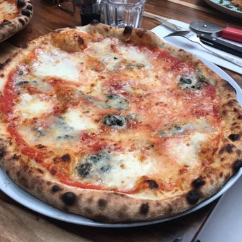 Pastanini - Four cheese pizza! Excellent! - Italian Near Me - Scheveningen, ZH