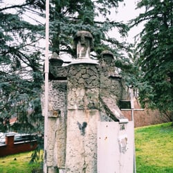 Muzeum Historyczne w Sanoku - Rzeźba rycerzy przed wejściem do muzeum