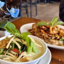 Green curry tofu on the left; drunken noodle with tofu on the right.