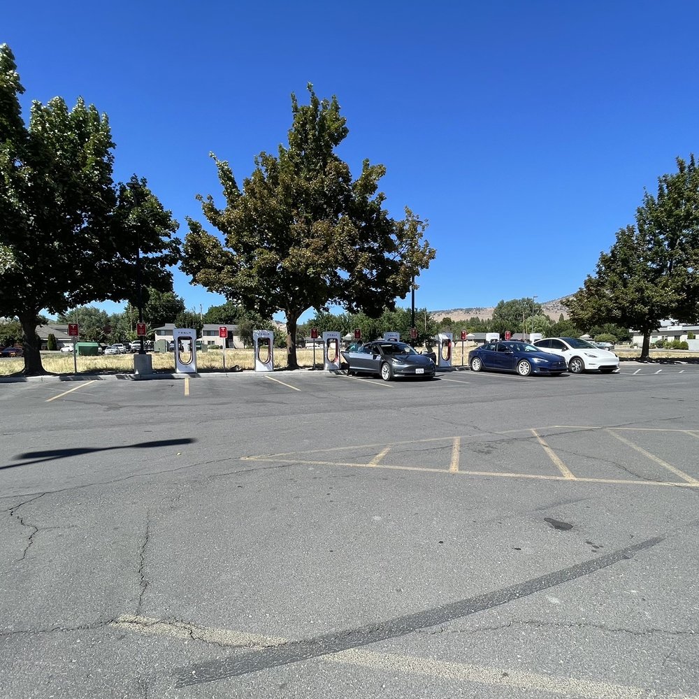 Tesla Supercharger - Klamath Falls - Chargers - EV Charging Stations Near Me - Klamath Falls, Oregon