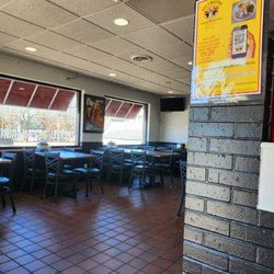 Los 3 Burritos - Clean dining room