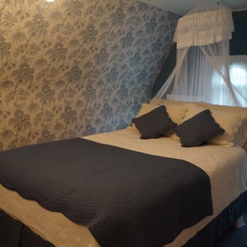 Ginkgo Tree Inn - Bed & Breakfast Near Me - Mount Pleasant, Michigan