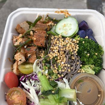 Juicy Brew - Soba salad with tofu poke - Vegan Near Me - Honolulu, Hawaii