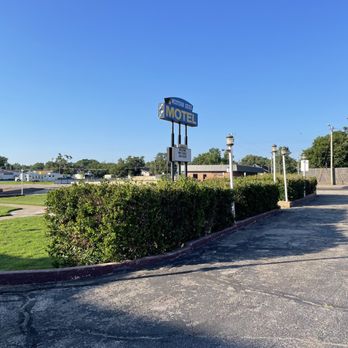 Western Skies Motel - Sign of where you will be staying. - Hotels Near Me - Clarendon, Texas
