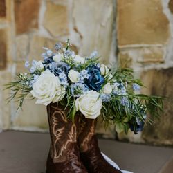 Vintage Rose Boutique & Flower Shop - Tear Drop Bridel Bouquet