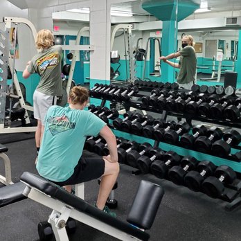 Sacramento Central YMCA - Men lifting free weights - Gyms Near Me - Sacramento, California Sacramento Central YMCA - Men lifting free weights - Gyms Near Me - Sacramento, California