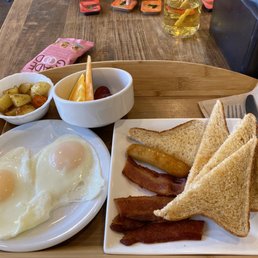 Pretty standard western breakfast. Pretty standard western breakfast.