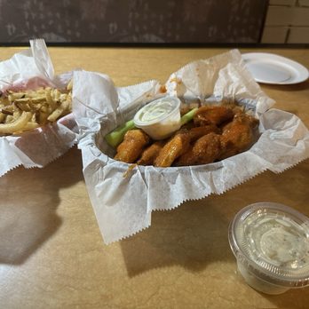 Flyers Wings & Grill - American Near Me - Orlando, Florida Flyers Wings & Grill - American Near Me - Orlando, Florida