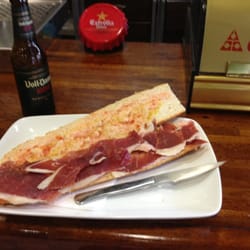 Cervecería Valle del Jerte - Esto es medio bocadillo, de jamon iberico y cuesta 5€