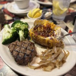 Texas Roadhouse - 6oz Filet w/mushrooms (I got onions instead)