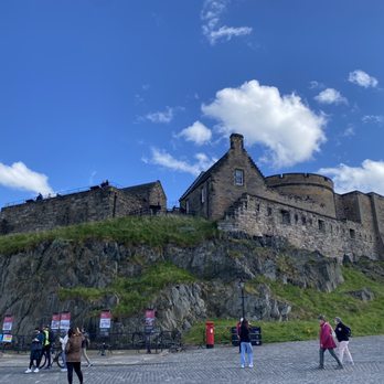 Edinburgh Castle - This is inside the entrance of the castle, a view of the more elevated central part of the castle. - Landmarks & Historical Buildings Near Me - Edinburgh, EDH Edinburgh Castle - This is inside the entrance of the castle, a view of the more elevated central part of the castle. - Landmarks & Historical Buildings Near Me - Edinburgh, EDH