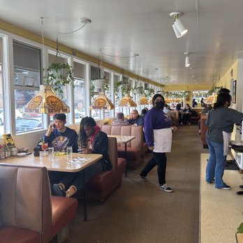Varsity Inn Restaurant - diners waiting for customers - Diners Near Me - Seattle, Washington