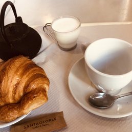 Croissant and tea negra